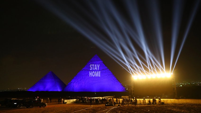 Se encienden las pirámides de Egipto con mensaje ante la pandemia