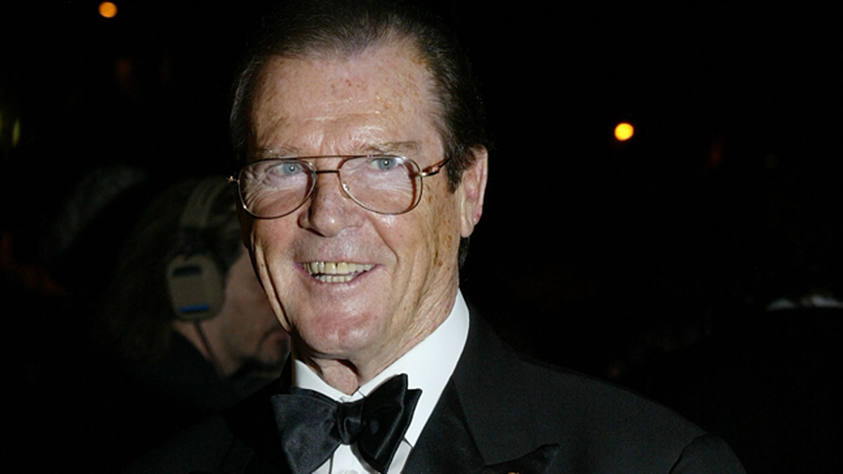 Roger Moore, recordado actor que interpretó a James Bond y protagonista de la serie "El Santo", murió a los 89 años tras una breve batalla contra el cáncer. Se le recordará por su rol del agente del servicio secreto en películas como "Octopussy", "Moonraker" y "For your eyes only", entre otros episodios de la amplia saga de James Bond.