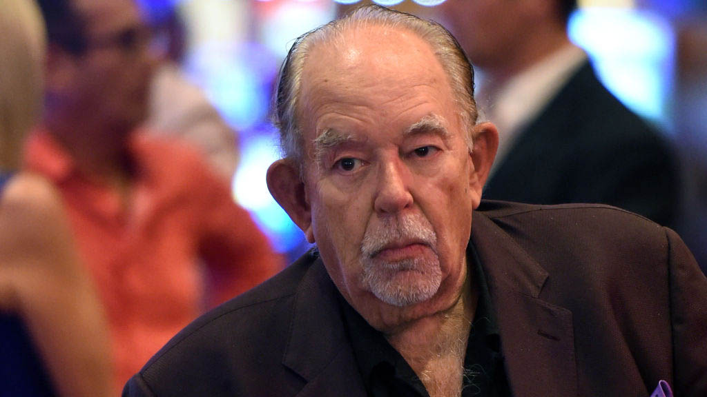 Robin Leach, un famoso columnista y presentador de televisión que firmó famosos episodios de "Estilos de vida de los ricos y famosos" con su eslogan de "Deseos de champán y sueños de caviar", ha muerto. Murió la madrugada de este viernes, según informó la familia. Nacido en Londres el 29 de agosto de 1941, Robin Douglas Leach sabía que quería ser periodista cuando solo tenía 10 años.
