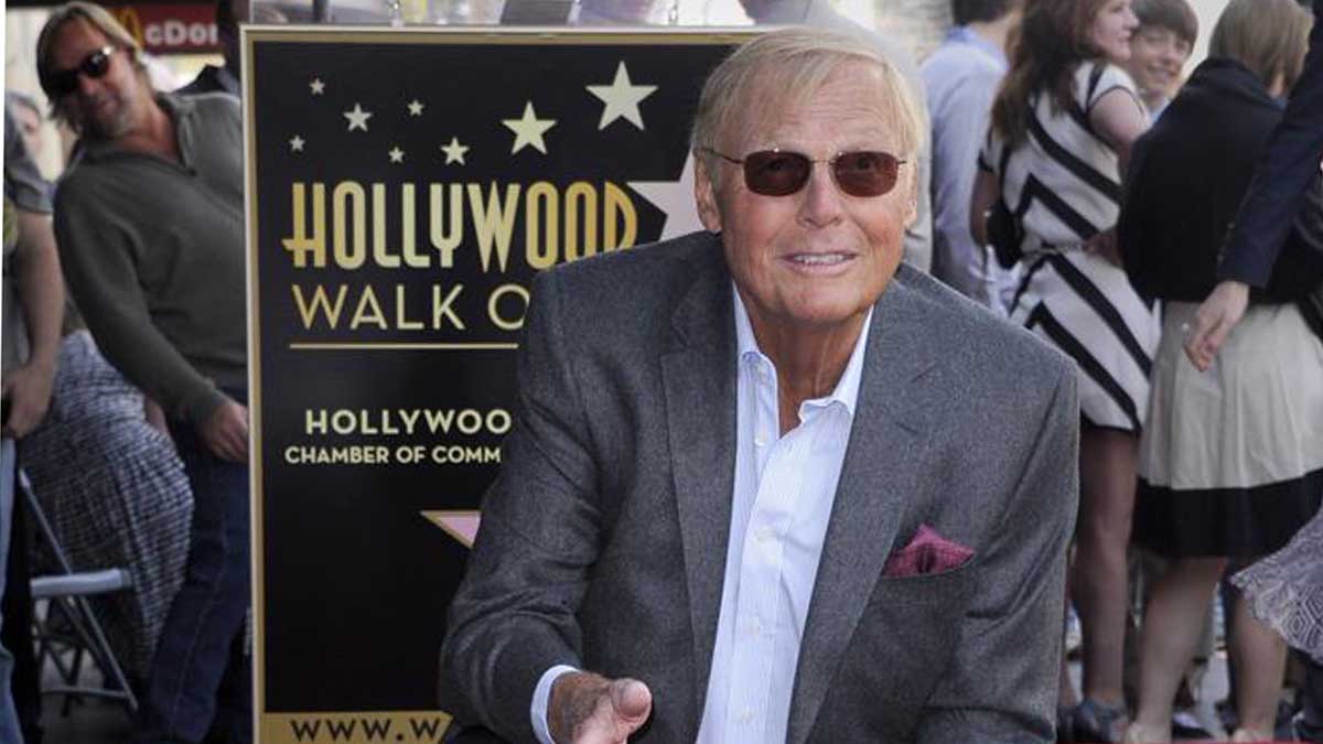 A los 88 años murió el legendario actor Adam West, quien protagonizara la icónica serie "Batman'', que debutó en la televisión en 1966 y se extendiera por dos temporadas. West falleció tras una breve lucha con leucemia según informaron familiares.