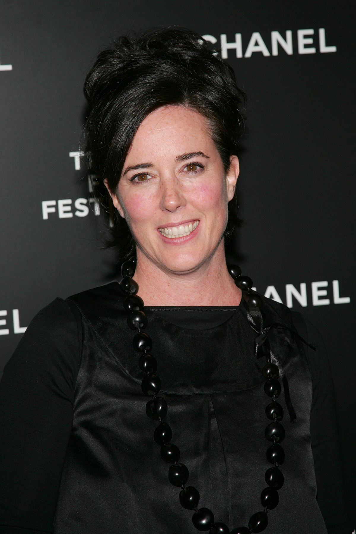 La famosa diseñadora Kate Spade, icono de la moda, fue hallada muerta de un aparente suicidio en su apartamento de Nueva York, dijo un agente policial a The Associated Press.