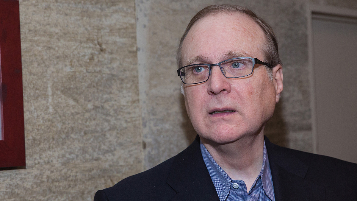 12 de octubre, 2018. Paul Allen, quien fundó a Microsoft con su amigo de la infancia Bill Gates, murió este lunes a los 65 años, según informó Vulcan Inc., la compañía de Allen. A principios de este mes, Allen dijo que el cáncer linfoma no Hodgkin para el que recibió tratamiento en 2009 había regresado.
