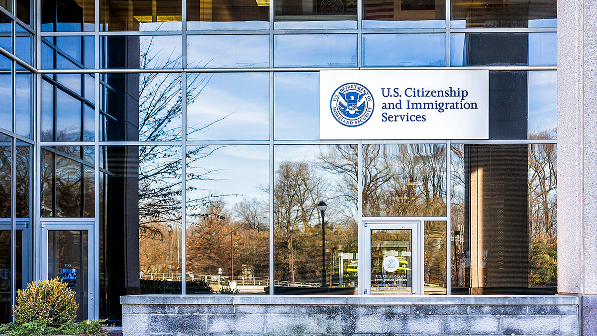 USCIS anuncia posible fecha de reapertura de sus oficinas Telemundo