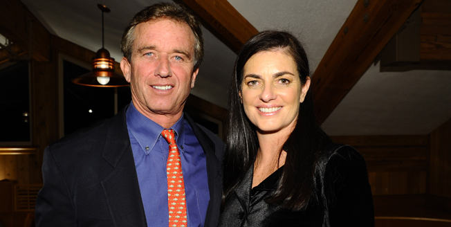 16 de mayo, 2012: Mary Kennedy, esposa de Robert F. Kennedy Jr. -uno de los sobrinos del asesinado presidente de los Estados Unidos JFK- apareció muerta a los 52 años. Se presume que fue un suicidio por ahorcamiento.