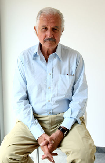 15 de mayo, 2012: El laureado escritor mexicano Carlos Fuentes, uno de los integrantes del "boom latinoamericano" de la literatura, murió a los 83 años.