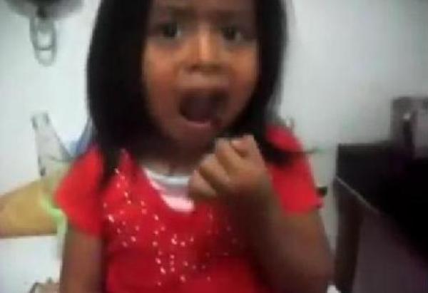 tlmd_nina_come_cucharacha_guatemala1