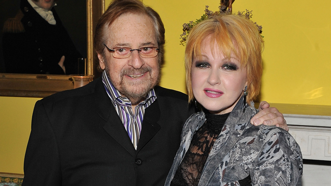 30 de marzo, 2013: El exitosos productor musical Phil Ramone, en la foto junto a Cyndi Lauper, falleció tras haber estado hospitalizado por una aneurisma.