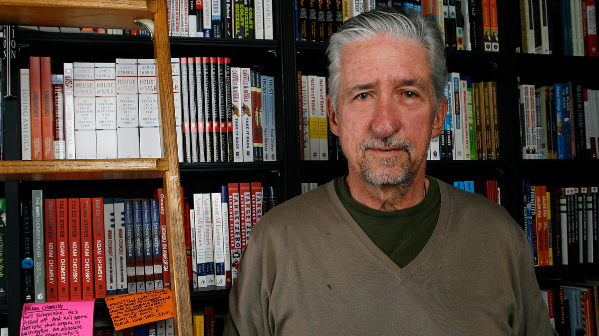 El famoso activista contra la guerra, Tom Hayden, falleció a los 76 años.