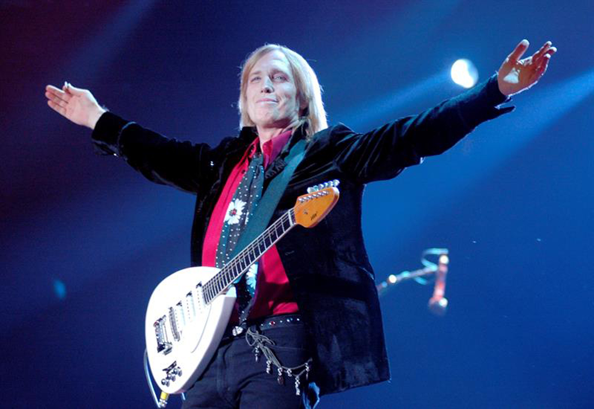 2 de octubre, 2017 - Tom Petty, el superastro del rock de cabello rubio y contextura delgada que produjo clásicos como “Free Falling”, “Refugee” y “American Girl”, murió en California. Tenía 66 años.