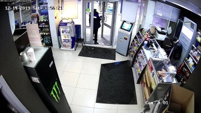 Con un trapeador empleada se enfrenta a ladrón