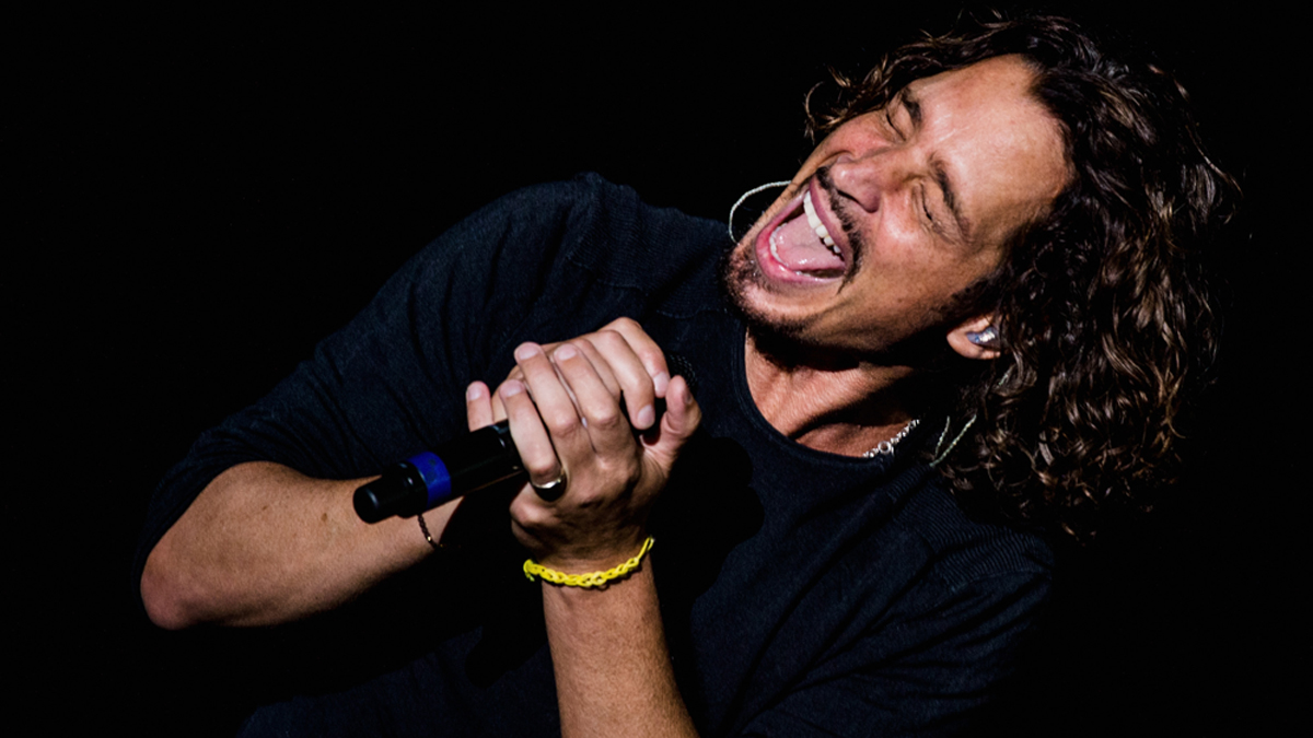 17 de mayo de 2017: El roquero Chris Cornell, que saltó a la fama como cantante de Soundgarden y más tarde de Audioslave falleció a los 52 años. El deceso fue “repentino e inesperado”, señaló su representante, que agregó que su esposa y familia estaban impactados por la trágica noticia.