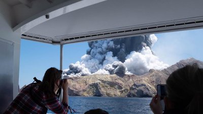 Muertos y heridos tras erupción de volcán en Nueva Zelanda