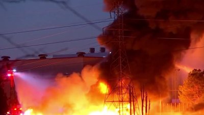 Controlan incendio en Grand Prairie pero lo vigilan para que no se active