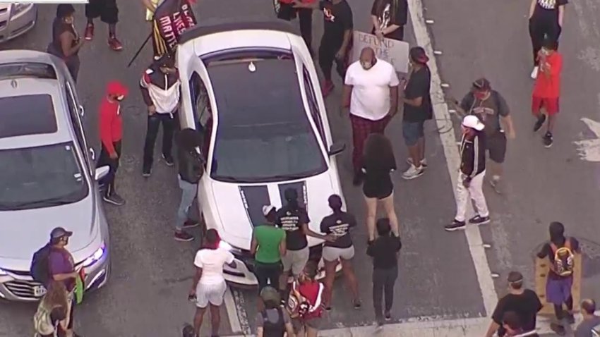 En Dallas: buscan a conductor que cruzó entre manifestantes