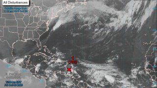 Fotografía satelital cedida hoy, por la Oficina Nacional de Administración Oceánica y Atmosférica (NOAA) por vía del Centro Nacional de Huracanes (NHC) donde se muestra la localización de la onda tropical en el Caribe.
