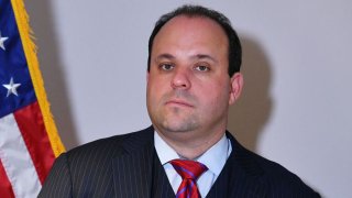 Una foto del 19 de noviembre de 2020 muestra al asesor de campaña de Trump, Boris Epshteyn, durante una conferencia de prensa en la sede del Comité Nacional Republicano en Washington, DC. - Boris Epshteyn, asesor de la campaña presidencial del presidente Donald Trumps 2020 ha dado positivo en coronavirus, anunció en un tweet el 25 de noviembre de 2020.