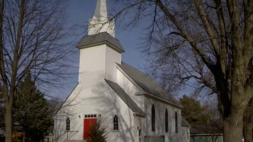 Solo para blancos: iglesia con polémicas normas de membresía intenta abrir sus puertas