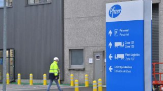 Un trabajador cerca de un logotipo en las instalaciones de Pfizer Inc. en Puurs, Bélgica, el jueves 3 de diciembre de 2020.