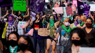 Mujeres protestan en Puebla contra feminicidios
