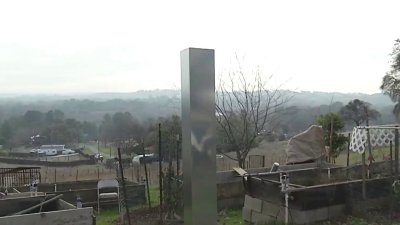 Continúa el misterio: aparece otro monolito en California