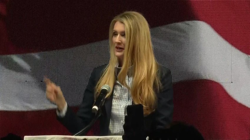 La senadora Kelly Loeffler prometió “un camino hacia la victoria”