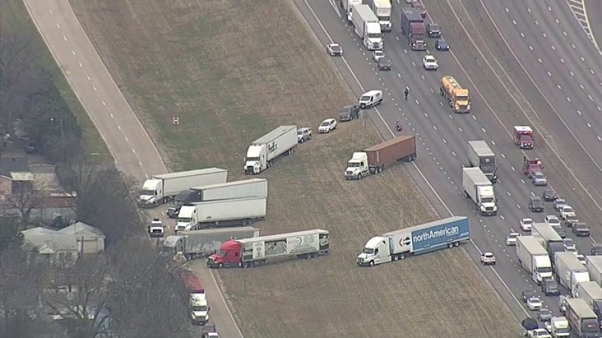 Caos vial en la autopista I-20 en Grand Prairie