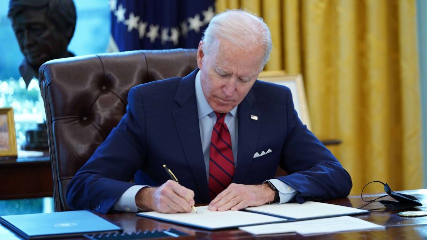 Biden firma órdenes ejecutivas sobre salud