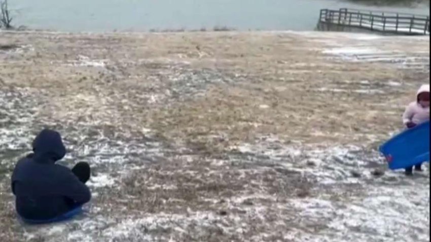Grand Prairie rodeado de nieve mientras algunas familias se divierten
