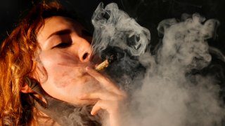 Una mujer fuma marihuana