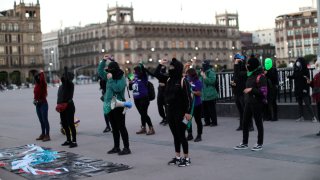 Mujeres mexicanas cantan un violador en tu camino