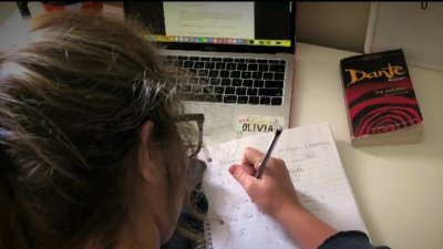 Academia nocturna ayuda a estudiantes para que puedan graduarse