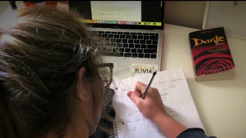 Academia nocturna ayuda a estudiantes para que puedan graduarse