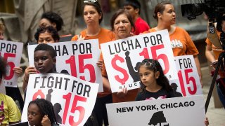 Trabajadores de restaurantes en EEUU apoyan la medida como lo hicieron en una manifestación en Chicago hace unas semanas.