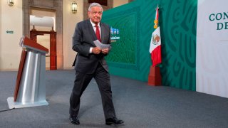 Presidente de México camina en el foro de sus conferencias diarias