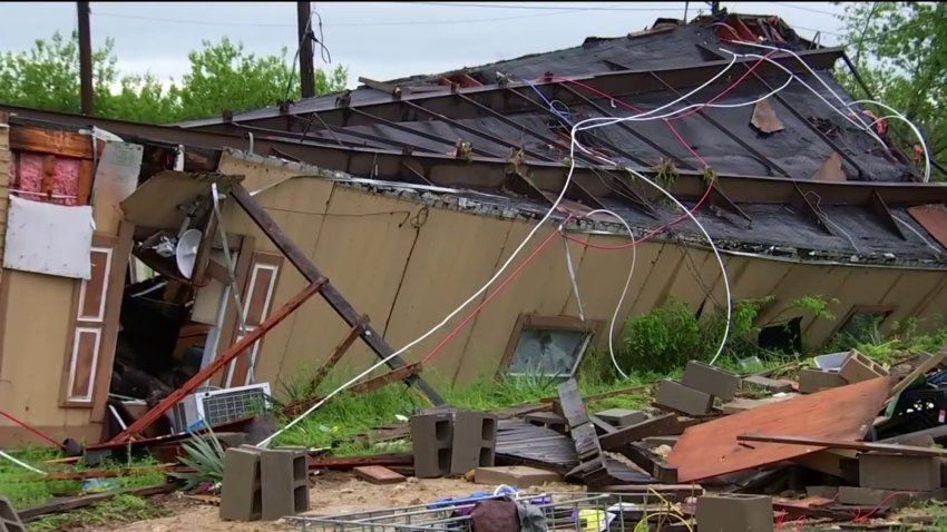 Vivienda en Azle termina entre escombros tras el paso de tormentas