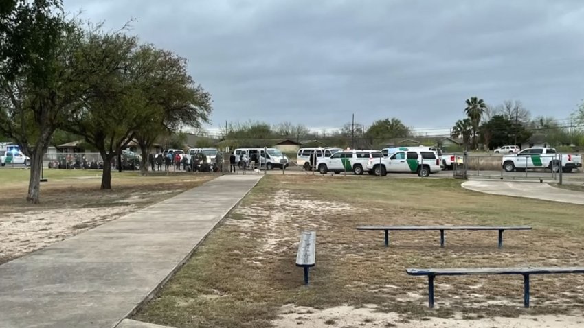 Cruce de migrantes provocó cierre temporal de escuela cerca de la frontera
