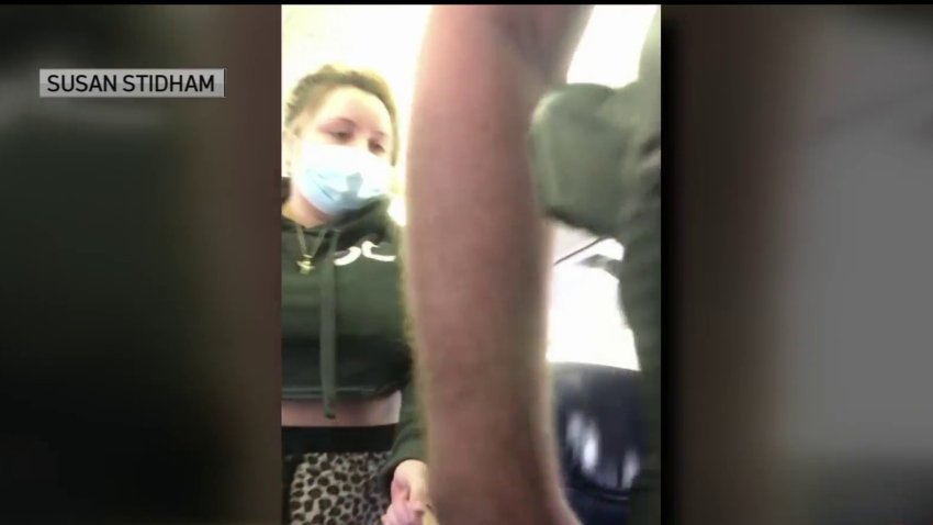 Azafata pierde dos dientes tras ser agredida por pasajera que acaba arrestada