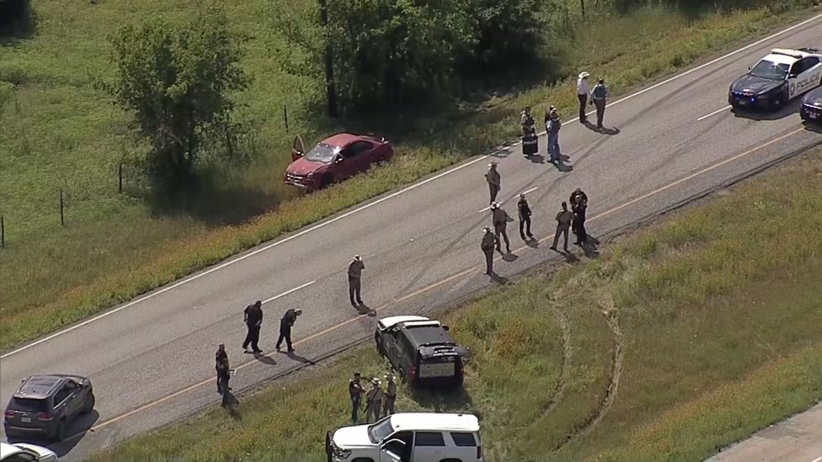 Dos arrestados y un agente baleado tras persecución que terminó en