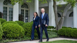 El presidente de Estados Unidos, Joe Biden, y la vicepresidenta de Estados Unidos, Kamala Harris, parten después de hablar en el jardín de rosas de la Casa Blanca en Washington, DC, Estados Unidos, el jueves 13 de mayo de 2021.