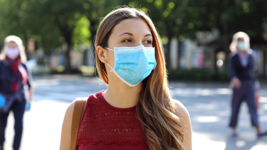 ¿Con o sin mascarilla? Las nuevas recomendaciones de los CDC no convencen a todos
