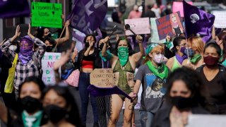 Feministas con pañuelos verdes exigen despenalizar el aborto