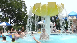 Niños nadando en la piscina de McKinney.