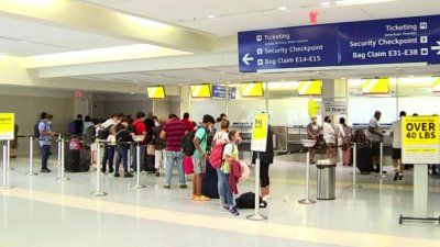 Cientos de afectados por cancelaciones y retrasos de vuelos en DFW