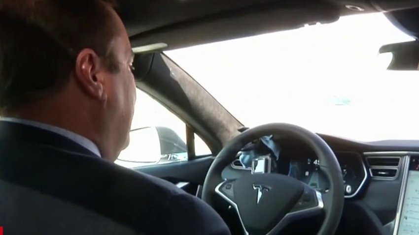 Abren investigación del piloto automático de Tesla tras choques con autos de emergencia estacionados