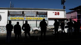 Agentes policiales vigilan afuera de un bar en Morelia