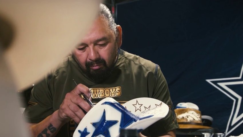Su pasión es pintar sombreros de los Dallas Cowboys
