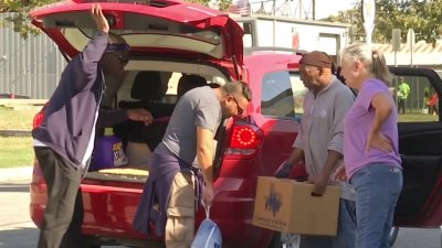 Reparten comida gratuita en Fort Worth