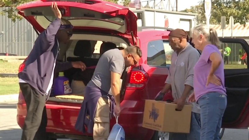Reparten comida gratuita en Fort Worth