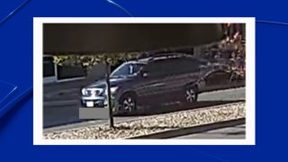 El vehículo es descrito como una SUV de color oscuro.