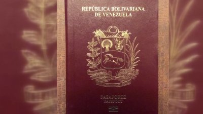 Venezolana con problemas al presentar su pasaporte en aeropuerto